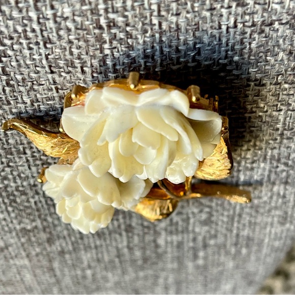 Vintage | White Rose Flower Carved Celluloid Gold Tone Brooch Pin - Picture 9 of 16